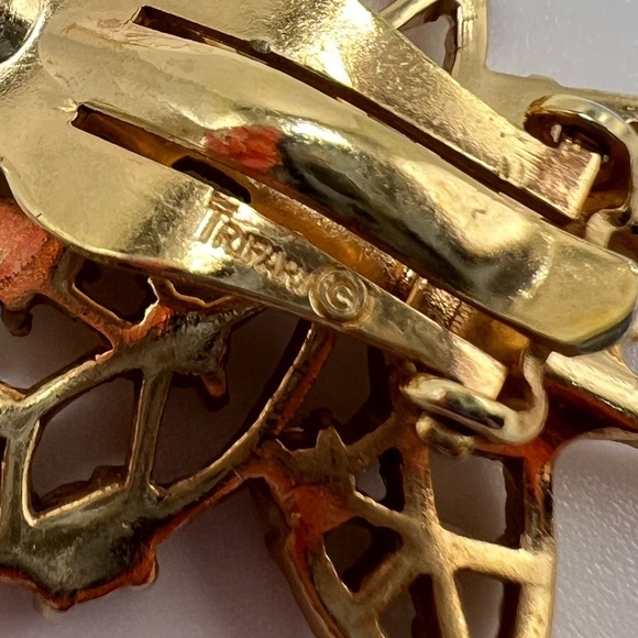 Vintage Trifari Gold tone Leaf with Diamonds Clip on Earrings - Picture 3 of 3